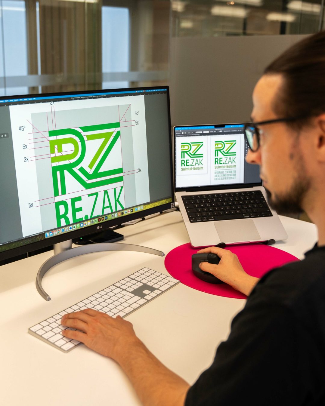 Grafiker beim erstellen des Logos für den Ressourcenpark Re.ZAK