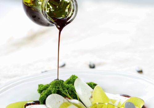Kürbiskernöl über Salat gießen
